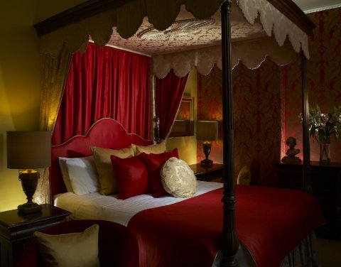 Four poster bedroom - Best Western Plus Swan Hotel