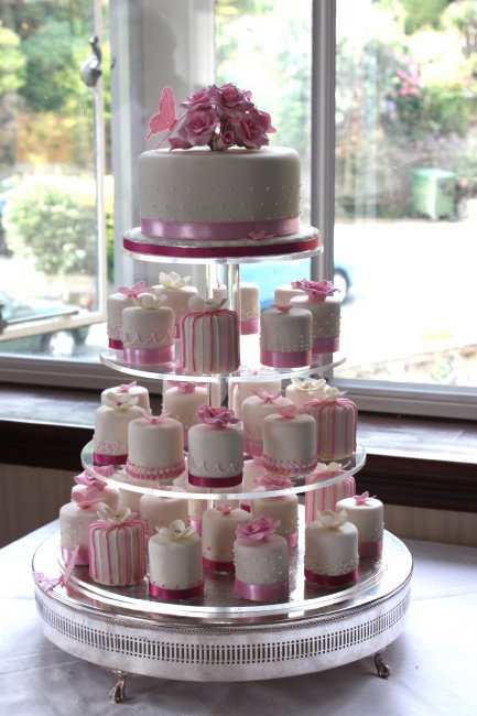 Single tier wedding cake with individually iced round cakes - The Cake Studio Worcester