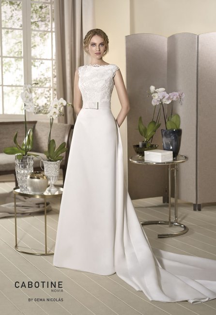 Clean-cutted ottoman wedding dress . The bodice is covered in a lace overlay. The skirt has a detachable train which is joined to it under the belt. - GN DESIGN GROUP