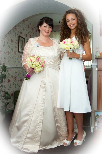 Bride & chief bridesmaid - Blue Ribbon Photos
