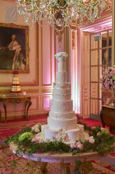 Unique Cakes by Yevnig #weddinginspiration #weddingcake #Luxuryweddingcake #Elegantwedding #ElegantCake #Weddingcake #Luxurywedding #Luxbride #Luxuryweddingcake #GoldLeafweddingcake #whitewedding #royalwedding #Desserttable - Unique Cakes by Yevnig