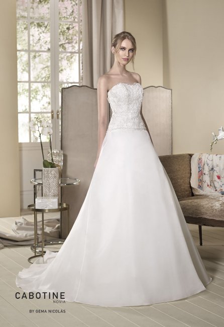 Princess triple organza wedding dress. Embroidered tulle bodice and sweetheart neckline. The back of the skirt is slightly wavy. - GN DESIGN GROUP