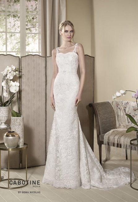 Mermaid tulle wedding dress decorated with embroidered lace and beading motifs. The bodice has a deep back neckline - GN DESIGN GROUP