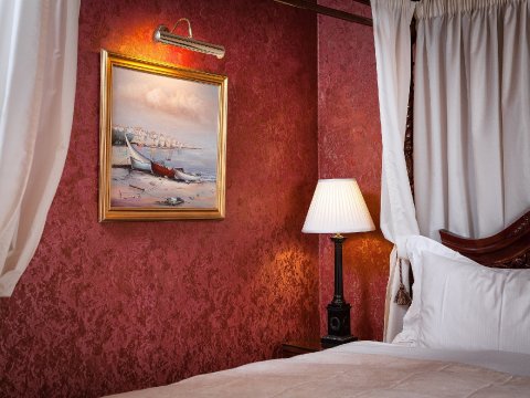 Bridal Suite Decor - The Angel Hotel