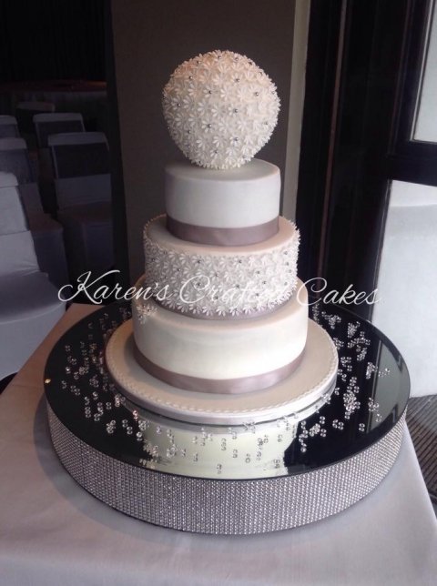 Daisy sphere - Karen's Crafted Cakes