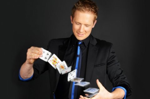Close-up magician - Entertainers Worldwide