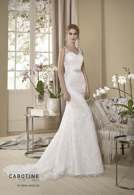 Delicate flared guipure wedding dress embellished with semi-sheer straps. - GN DESIGN GROUP