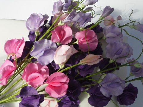 Bouquet of sugar sweet peas - The Cotswold Cake Kitchen