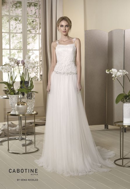 Retro sleeveless wedding dress with silked tulle skirt and blouson bodice decorated with delicate guipure. - GN DESIGN GROUP