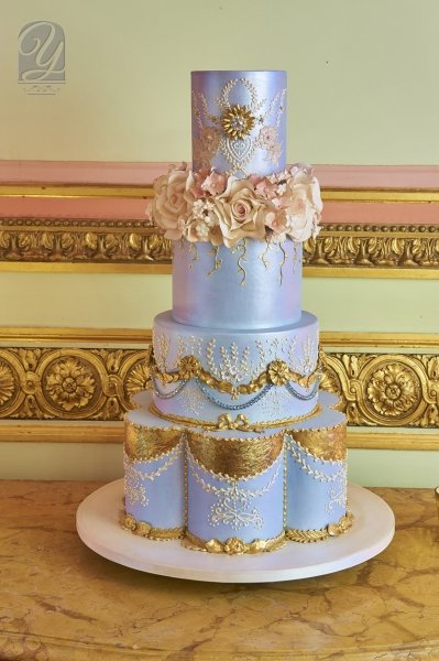 Unique Cakes by Yevnig #weddinginspiration #weddingcake #Luxuryweddingcake #Elegantwedding #ElegantCake #Weddingcake #Luxurywedding #Luxbride #Luxuryweddingcake #GoldLeafweddingcake #whitewedding #royalwedding #blushcake #Desserttable - Unique Cakes by Yevnig