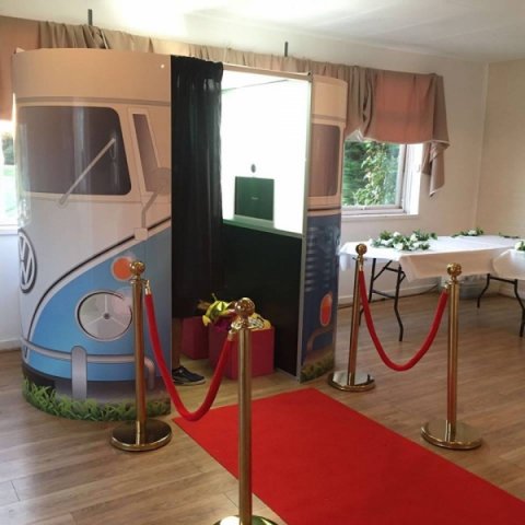 Enclosed photobooth - Goldensoundsdisco