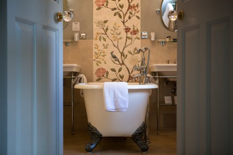 A Luxury bathroom - The Hoste 
