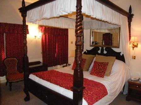 Four poster room at The Greyhound Lutterworth - The Greyhound Coaching Inn and Hotel