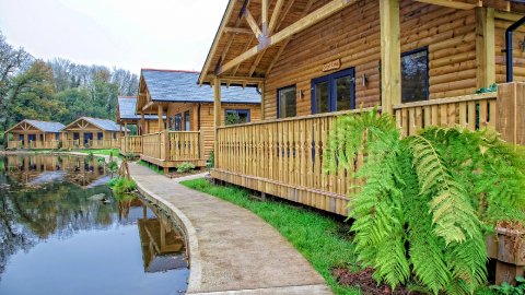 Log cabin accommodation - Canada Lodge and Lake 