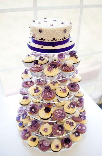 "Lilac Dream" wedding cupcakes for a relaxed summer party. - The Incredible Cake Company