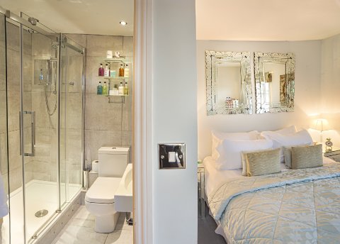 Room 3 with ensuite - Number One Port Hill