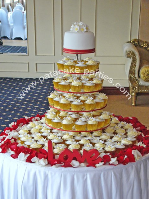 Wedding Cupcakes 'Sarah' - Daisy topped cupcakes - Pat-a-Cake Parties