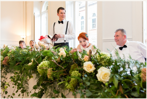 Full length top table decoration make SUCH fab impact. Photo by www.tuxandtalesphoto.co.u - Daisy Chain
