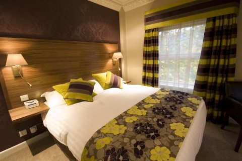Guest Bedroom - The Belmont Hotel