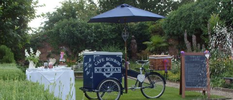 Wedding Caterers - Cafe Bon Bon Ice Cream & Pimm's Tricycles -Image 19251