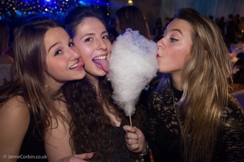 everybody loves candy floss a great sweet treat - Candypop hire 