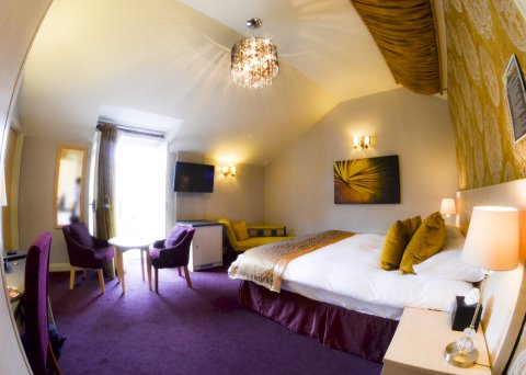 Room 21 - Bridal Suite with french doors overlooking the canal and Spa bathroom - Herriots Hotel with Rhubarb Restaurant 