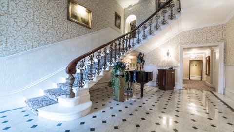 The Staircase - The Petersham Hotel 