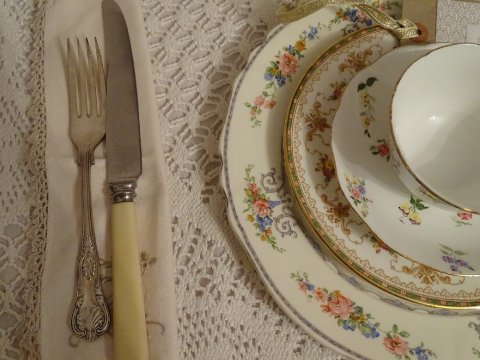 place setting - Pretty Vintage crockery and accessories hire