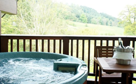 Dee Valley Suite Hot Tub View - The Wild Pheasant Hotel