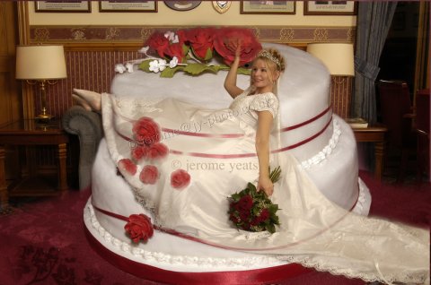 Bride enjoys her cake! - JY Photography