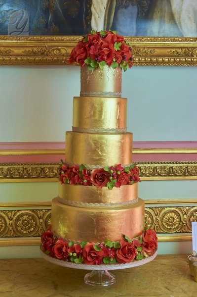 Unique Cakes by Yevnig #weddinginspiration #weddingcake #Luxuryweddingcake #Elegantwedding #ElegantCake #Weddingcake #Luxurywedding #Luxbride #Luxuryweddingcake #GoldLeafweddingcake #whitewedding #royalwedding #blushcake #Desserttable - Unique Cakes by Yevnig