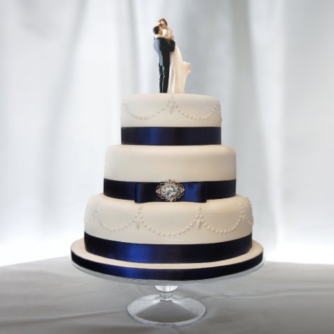 elegant simple cake - Cake and Lace Weddings