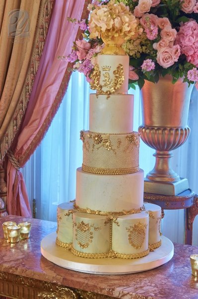 Unique Cakes by Yevnig #weddinginspiration #weddingcake #Luxuryweddingcake #Elegantwedding #ElegantCake #Weddingcake #Luxurywedding #Luxbride #Luxuryweddingcake #GoldLeafweddingcake #whitewedding #royalwedding #Desserttable - Unique Cakes by Yevnig