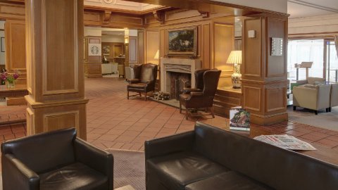 Lounge Area and Fire Place - Holiday Inn Maidstone-Sevenoaks