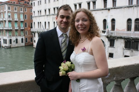 Bride & Groom on the Rialto Bridge in Venice - Hi Tec Weddings