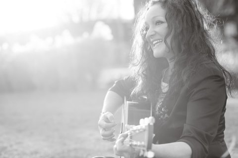 Acoustic guitarist singer hertfordshire - Donna, Acoustic Guitarist and Singer