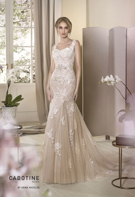 Wedding dress crafted from nude tulle contrasting with white lace motifs. Waistline embellished whit embroidered detail. Deep back neckline. - GN DESIGN GROUP