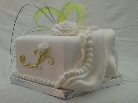 Swags and pearls - DB Cakedesign