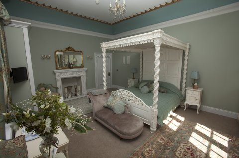 The Bridal suite - Glandyfi Castle