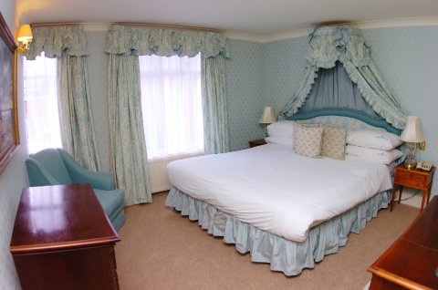 Jane Austen Luxury Suite Bedroom - The Angel Hotel