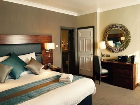 Manor Deluxe Bedroom - Best Western Chilworth Manor