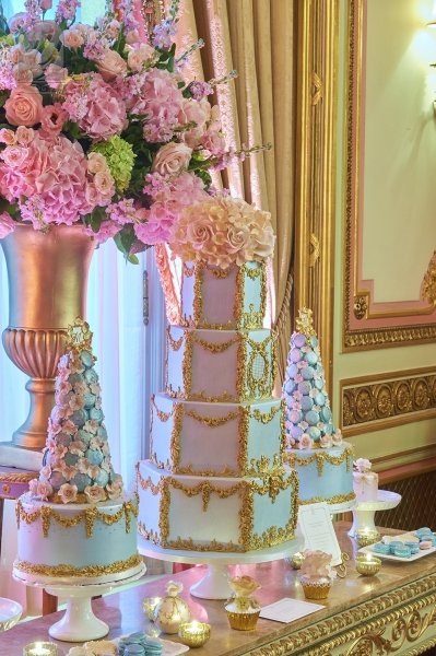 Unique Cakes by Yevnig #weddinginspiration #weddingcake #Luxuryweddingcake #Elegantwedding #ElegantCake #Weddingcake #Luxurywedding #Luxbride #Luxuryweddingcake #GoldLeafweddingcake #whitewedding #royalwedding #blushcake #MarieAntoinette #Desserttable - Unique Cakes by Yevnig
