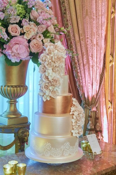 Unique Cakes by Yevnig #weddinginspiration #weddingcake #Luxuryweddingcake #Elegantwedding #ElegantCake #Weddingcake #Luxurywedding #Luxbride #Luxuryweddingcake #GoldLeafweddingcake #whitewedding #royalwedding #blushcake #Desserttable - Unique Cakes by Yevnig
