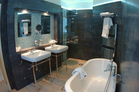 Bridal Suite Bathroom - The Angel Hotel