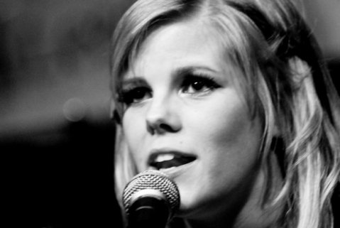 Acoustic Artist London - Laura, Acoustic Guitarist and Singer