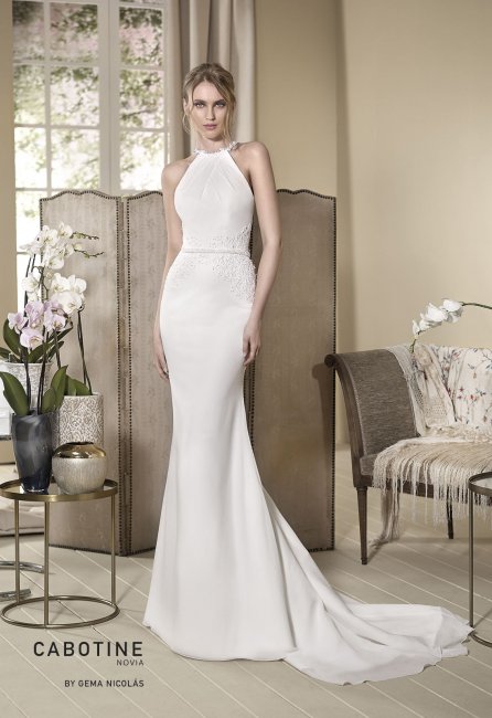 Mermaid chiffon wedding dress. The bodice has a halter neckline and a semi-sheer original back embellished with delicate guipure. - GN DESIGN GROUP