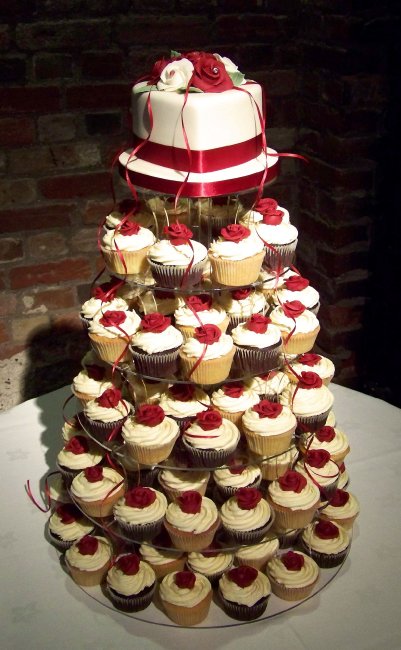"Red Roses" wedding cupcakes for a day of romance and love. - The Incredible Cake Company