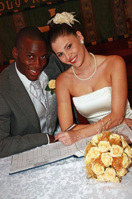 Signing the register - Lucy Close Photography