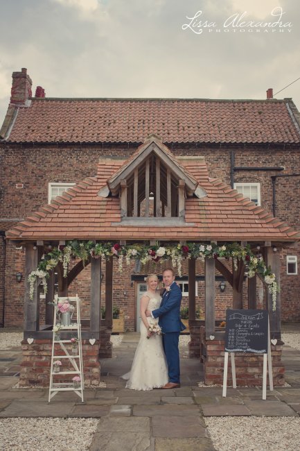 We love Hornington Manor! Photograph by www.lissaalexandraphotography.pixieset.com - Daisy Chain