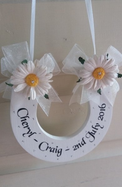 Daisy handmade wedding horseshoe - Kenzo Crafts